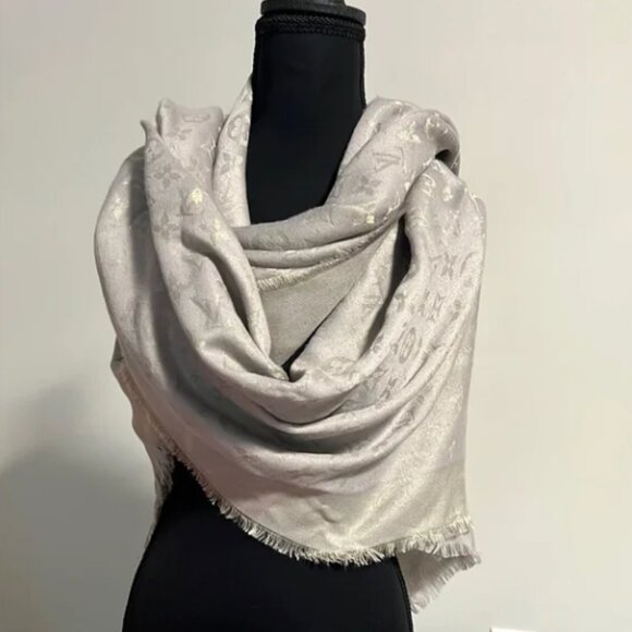 Chic Louis Vuitton scarf - Picture 1 of 7